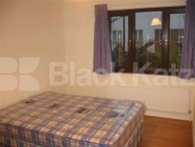 			UNDER OFFER , 5 Bedroom, 1 bath, 1 reception End Terraced House			 Patmos Road, Oval